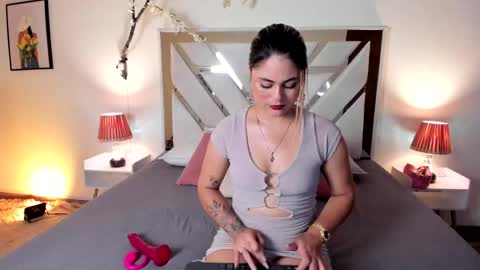 Snapshot of carolina_torres25 chatting on 04/17/26, 02:20 carolina_torres25 online show from 04/17/26, 02:20