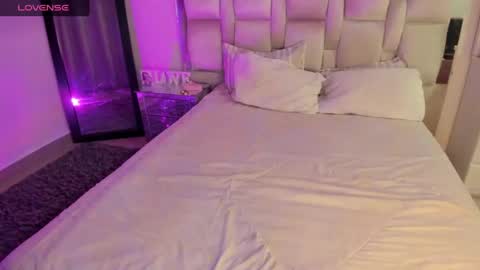 caroline online show from 11/11/25, 05:18