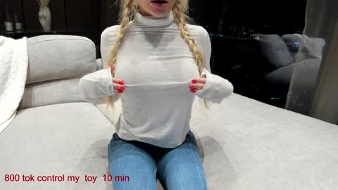 Lina.I will online 1 December   online show from 01/12/25, 02:52