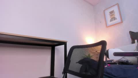 Snapshot of caroline_dh chatting on 04/18/26, 11:25 Caroline online show from 04/18/26, 11:25