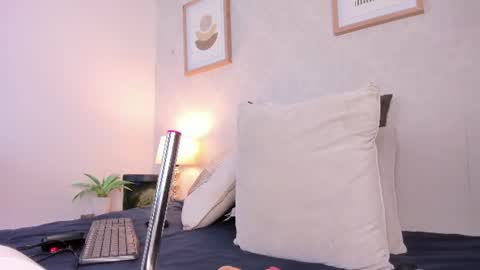 Snapshot of caroline_dh chatting on 06/17/26, 11:34 Caroline online show from 06/17/26, 11:34