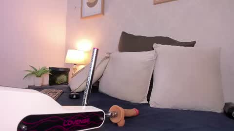 Snapshot of caroline_dh chatting on 06/19/26, 11:36 Caroline online show from 06/19/26, 11:36