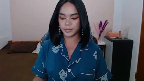 caroline_east online show from 02/05/25, 01:54