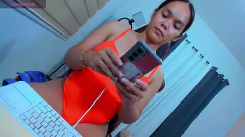 caroline_east online show from 11/22/25, 05:23