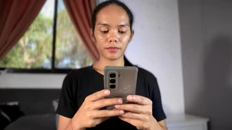 Snapshot of caroline_east chatting on 04/18/26, 06:50 caroline_east online show from 04/18/26, 06:50