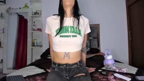 Snapshot of caroline_m8 chatting on 12/31/24, 03:45 CAROLINE online show from 12/31/24, 03:45