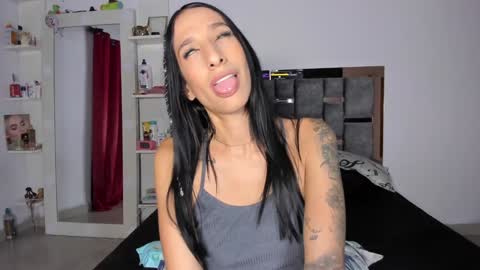 Snapshot of caroline_m8 chatting on 01/03/25, 03:38 CAROLINE online show from 01/03/25, 03:38