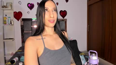 Snapshot of caroline_m8 chatting on 02/19/25, 02:33 CAROLINE online show from 02/19/25, 02:33