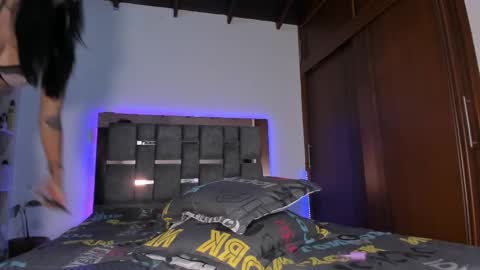 Snapshot of caroline_m8 chatting on 09/17/25, 03:08 CAROLINE online show from 09/17/25, 03:08