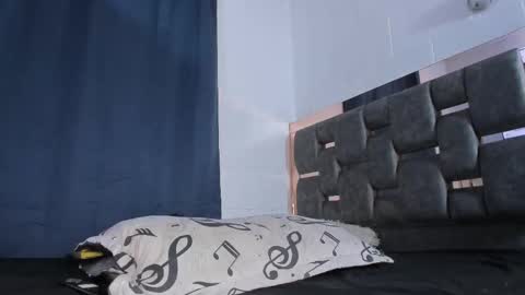 Snapshot of caroline_m8 chatting on 11/26/25, 02:12 CAROLINE online show from 11/26/25, 02:12