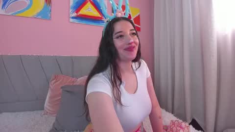 Snapshot of carolinediaz_3 chatting on 12/05/24, 01:49 online show from 12/05/24, 01:49