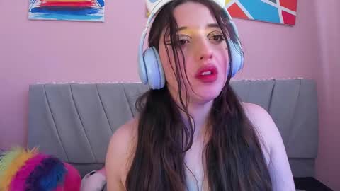 Snapshot of carolinediaz_3 chatting on 12/12/24, 04:53 online show from 12/12/24, 04:53