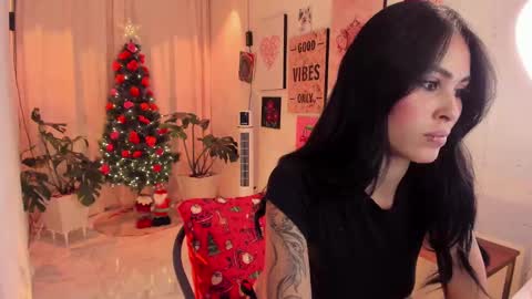 Snapshot of carolinerousev chatting on 12/26/24, 02:59 carol online show from 12/26/24, 02:59