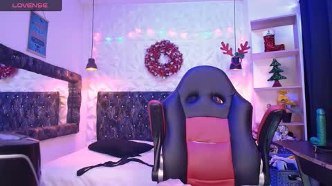 Snapshot of carolinescoth_dl chatting on 12/11/24, 08:39 Caroline Scoth online show from 12/11/24, 08:39