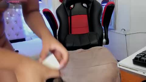 Snapshot of carolinescoth_dl chatting on 12/21/24, 08:54 Caroline Scoth online show from 12/21/24, 08:54