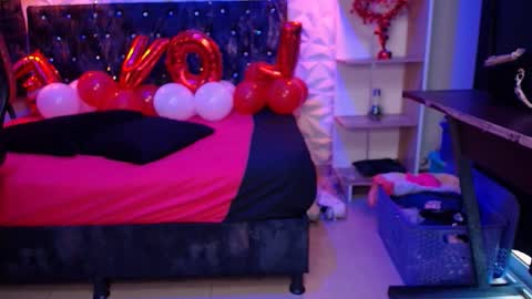 Snapshot of carolinescoth_dl chatting on 02/18/25, 06:37 Caroline Scoth online show from 02/18/25, 06:37