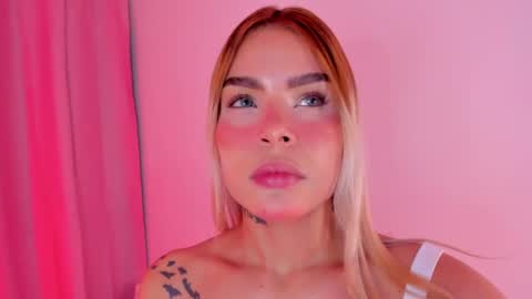 Snapshot of carolinna_ chatting on 12/10/24, 01:00 carolinna_ online show from 12/10/24, 01:00