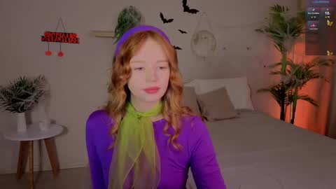 Snapshot of carolinnk chatting on 10/31/25, 03:46 Caro online show from 10/31/25, 03:46