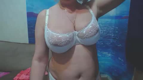 Snapshot of caroncapella chatting on 03/15/26, 01:17 VicunaCool online show from 03/15/26, 01:17