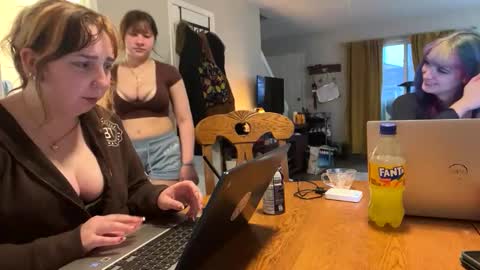 Snapshot of carpetmunchers chatting on 03/31/26, 12:34 carpetmunchers online show from 03/31/26, 12:34