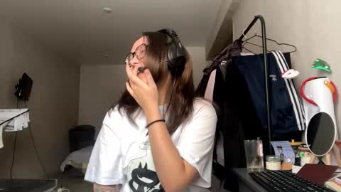 Emilia online show from 11/28/25, 05:10