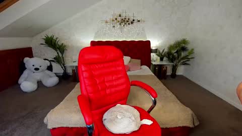 Snapshot of cassandrastars chatting on 02/11/25, 10:37 Cassandra online show from 02/11/25, 10:37