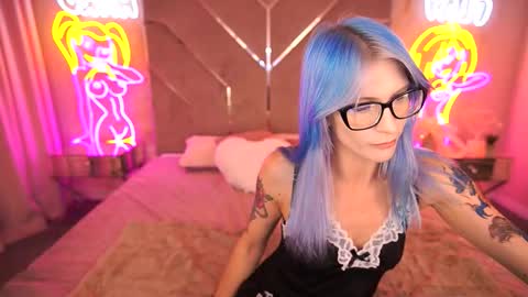 Snapshot of cassandrastars chatting on 10/21/25, 10:43 Cassandra online show from 10/21/25, 10:43