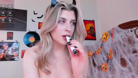 Im Cassie3 online show from 10/31/25, 07:53