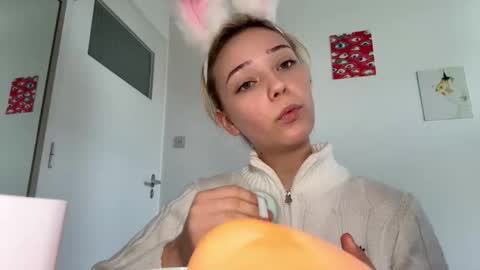 Snapshot of cassijent chatting on 03/06/26, 10:01 Olivia online show from 03/06/26, 10:01