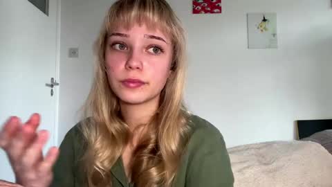 Snapshot of cassijent chatting on 04/01/26, 03:42 Olivia online show from 04/01/26, 03:42