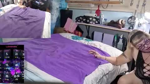 Snapshot of castrated_julie chatting on 11/29/25, 01:41 castrated julie online show from 11/29/25, 01:41