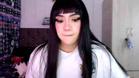 Snapshot of cat_mila_ chatting on 03/25/26, 04:07 Mila online show from 03/25/26, 04:07