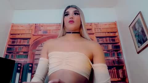 Queen Catalella online show from 12/16/25, 07:19