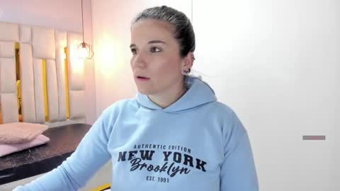 Snapshot of cataleya_sambrano chatting on 09/24/25, 10:18 Cataleya online show from 09/24/25, 10:18