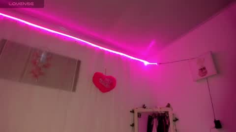 Snapshot of catalina_and_roger chatting on 02/10/25, 06:03 Cata y Roger online show from 02/10/25, 06:03