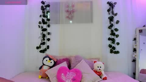 Snapshot of catalina_and_roger chatting on 09/23/25, 11:57 Cata y Roger online show from 09/23/25, 11:57