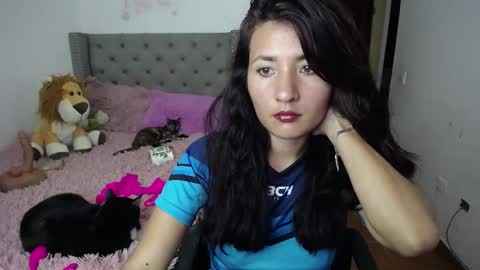 Snapshot of catalinahounn chatting on 11/18/25, 06:56 catalinahounn online show from 11/18/25, 06:56