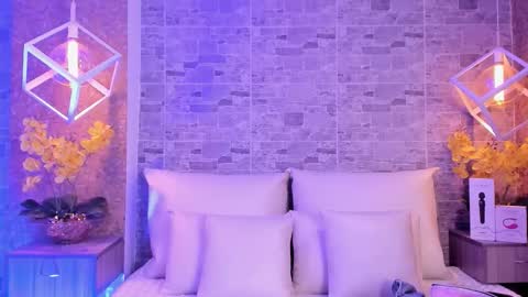 CatalinnaThompson online show from 11/08/25, 12:05