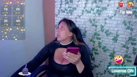 Snapshot of catboobs_ chatting on 11/17/25, 07:41 Mia online show from 11/17/25, 07:41