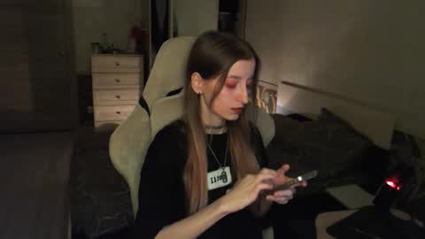 Snapshot of cath_dysphoria_ chatting on 11/18/25, 08:13 CATH online show from 11/18/25, 08:13