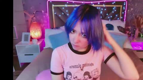 Snapshot of catharinejones chatting on 06/10/26, 08:35 KettieHi My name is Katie I love drawing and I can play the guitar. And love dancing online show from 06/10/26, 08:35