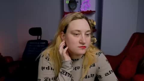 Snapshot of catherine_kitty chatting on 02/24/25, 02:15 Catherine online show from 02/24/25, 02:15