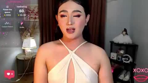 Snapshot of catherine_louise chatting on 10/21/25, 05:52 cath online show from 10/21/25, 05:52