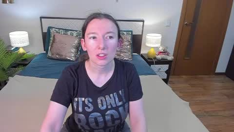 Snapshot of catherinewalls chatting on 06/08/26, 03:29 Catrin online show from 06/08/26, 03:29