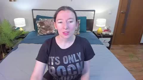 Snapshot of catherinewalls chatting on 06/09/26, 02:23 Catrin online show from 06/09/26, 02:23