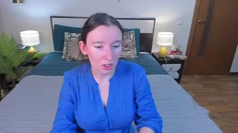 Snapshot of catherinewalls chatting on 06/17/26, 10:10 Catrin online show from 06/17/26, 10:10