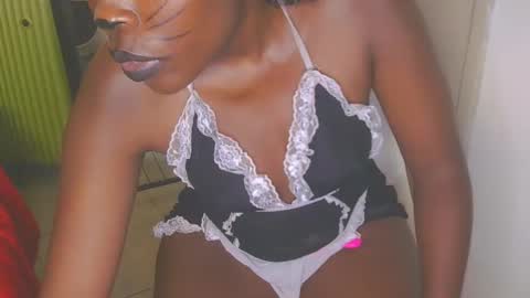 Snapshot of cathynoir chatting on 10/18/25, 08:37 catrine online show from 10/18/25, 08:37