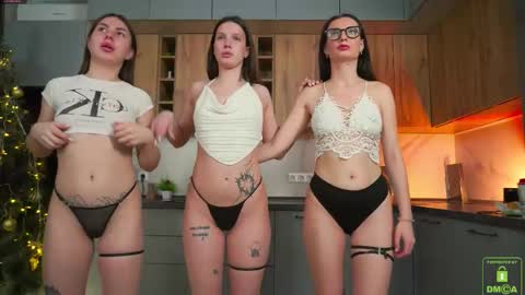 Snapshot of catolinanight chatting on 12/17/25, 07:36 catolinanight online show from 12/17/25, 07:36