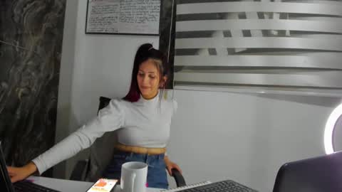 Snapshot of catt_evans1 chatting on 01/28/25, 04:18 CATT EVANS online show from 01/28/25, 04:18