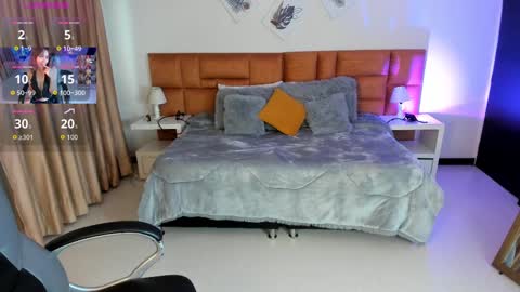 catti_brie_ online show from 10/31/25, 11:44